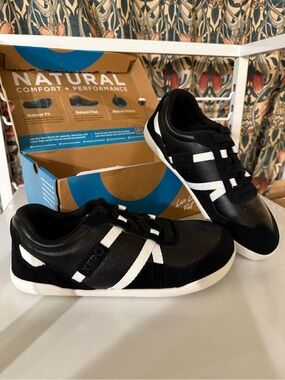 NWT Xero Women's Kelso Court Shoes Barefoot Sneakers Size 9 Black & White